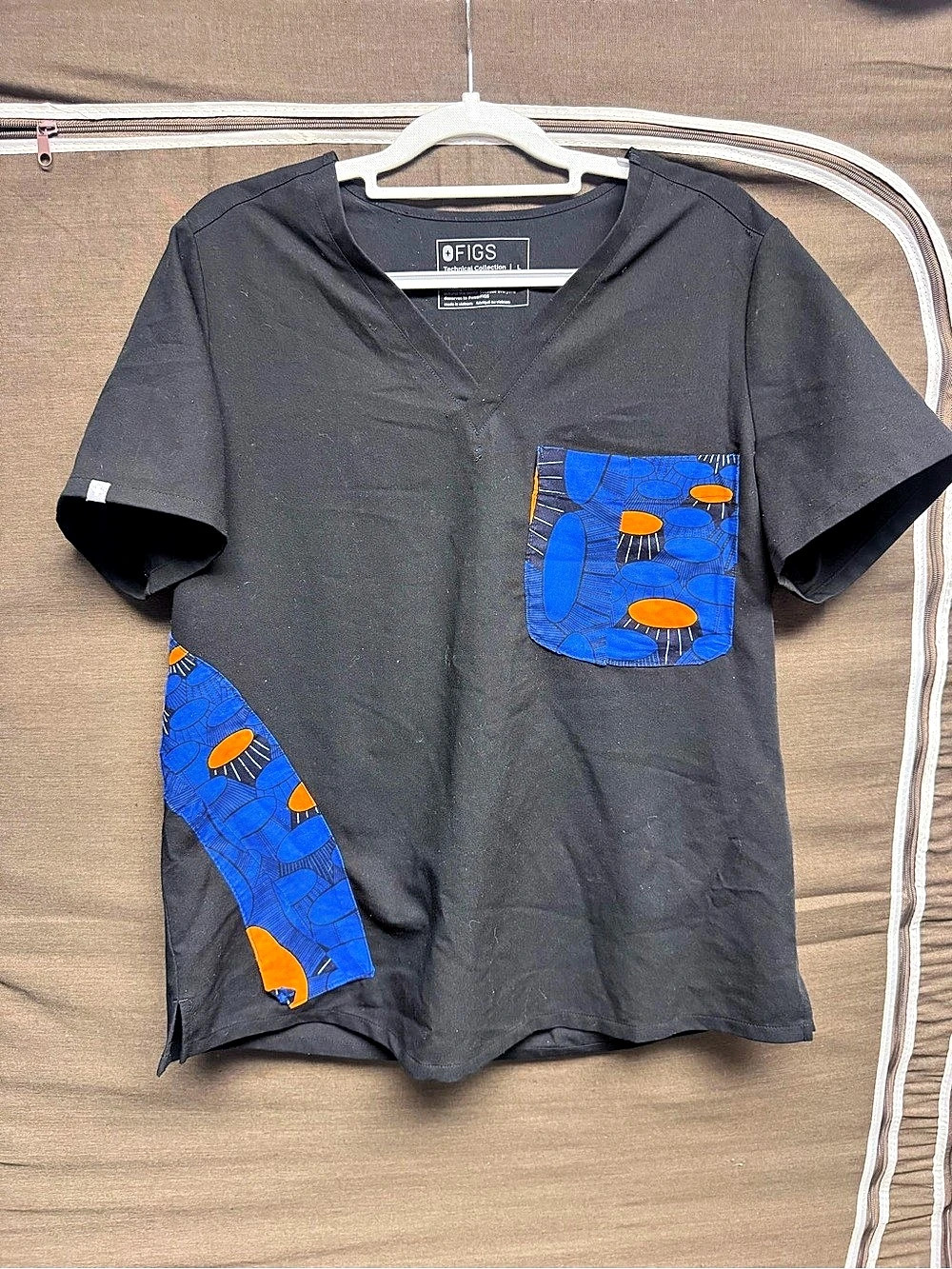 FIGS Technical Collection Short Sleeve Printed Pocket Top in Black & Blue, L